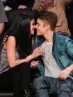 Justin Bieber целува гаджето си Selena Gomez по време на баскетболен мач в Лос Анджелис
