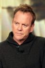 Kiefer Sutherland беше обвинен в побой пред 2009, защото (във видимо неравностоен двубой) осъществи буквално челен сблъсък глава в глава с моден дизайнер в манхатънски бар.