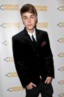 Смущаващо зачестили напоследък, агресивните кавги на Justin Bieber станаха пословични. Когато не скача на бой, тийн идолът се изживява като лама, плюейки срещу кого ли не - включително съседите си.