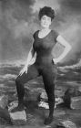 Анет Келерман демонстрира правото на жените да носят цялостен бански костюм през 1907 г. Арестувана е за неприлично поведение.