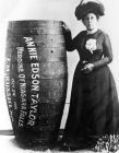 Ани Едисън Тейлър - първият човек, който оцелява, падайки от Ниагара във варел. 1901 г.