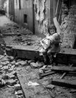 Малко момиче и нейната кукла сред руините на бомбардирания й дом, Лондон, 1940 г.