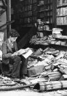 Съсипана от въздушно нападение книжарница в Лондон, 1940 г.