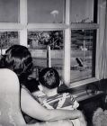 Майка и син гледат ядрената гъба, образувана след тест, Лас Вегас, 1953 г.
