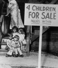 Засрамена майка в крайна бедност крие лицето си пред обява с която продава децата си. Чикаго, 1948 г.
