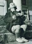 Австрийско хлапе получава нови обувки през Втората световна война