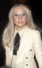 Lady Gaga похарчи $ 60 000 за 27 риби коя за езерото си. Начинът на Drake внезапно придоби повече смисъл