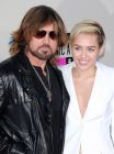 Billy Ray Cyrus купи на Miley моторизирано колело за $ 24 000. Най-скъпият й подарък обаче стана инкрустирана с кристали и покрита със злато бутилка шампанско за $ 150 000