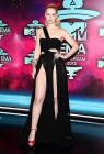 Iggy Azalea се появи в смайваща рокля на MTV EMA и после дълго се наложи да обяснява какво НЕ се е видяло, когато роклята й се поразтвори повече.