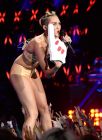 Miley Cyrus направи фурор и с вида, и с поведението си на наградите VMA.