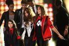 Децата на поп иконата Майкъл Джексън помогнаха на 40 хиляди фенове да се наслаждават на концерта в негова памет в Уелс. 14-годишният Принс, 13-годишната Парис и 9-годишният Бланкет се появиха с музика