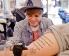 Фен приличащ на Justin Bieber  се среща с друг почитател, които си е татуирал текста на "'Mistletoe"