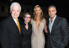 Джордж Клуни и приятелката му Стейси Кейблър позират заедно с родителите на актьора на светско събитие в Бевърли Хилс