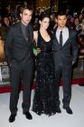 Звездите от "Здрач" Робърт Патинсън (Robert Pattinson), Кристен Стюарт (Kristen Stewart) и Тейлър Лаутнър (Taylor Lautner) представиха предпоследния филм от сагата в Лондон
