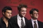 Звездите от "Здрач" Робърт Патинсън (Robert Pattinson) и Тейлър Лаутнър (Taylor Lautner) представиха предпоследния филм от сагата в Берлин. На снимката е и режисьорът Wyck Codfrey