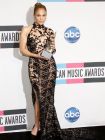 Jennifer Lopez бе отличена на Американските музикални награди като "Любим латино изпълнител"
