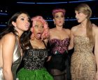 Nicki Minaj и  Katy Perry позират за снимка заедно със Selena Gomez и Taylor Swift на 2011 American Music Awards.