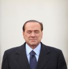 Силивио Берлускони подаде оставка под натиска на секс скандали и финансовата криза