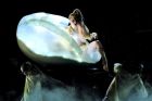 Лейди Гага се "излюпи" от яйце на наградите Грами