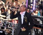 Chris Brown пее на улицата в New York