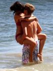 Justin Bieber целува Selena Gomez по време на ваканция на Хавайте