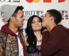 Jessie J е шокирана докато  Rizzle Kicks я облизва по време на номинациите BRIT