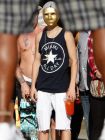Justin Bieber се опитва да скрие кой е като си е сложил златна маска
