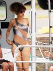 Rihanna показва тялото си по време на своята почивка на Хаваите