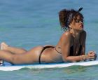 Rihanna кара сърф на Хаваите. Рири почива 5 дни с приятели