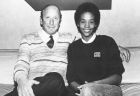 Изгряващата звезда Whitney Houston позира с музикалния си продуцент Clive Davis през 1983г., след като е подписала договор с Arista Records.