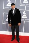 LL Cool J домакинстваше наградите с кадифен костюм и повече приличаше на новинар