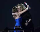 Kylie Minogue обявява Adele за най-добра изпълнителка на наградите BRIT