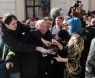 Katy Perry e заобиколена от фенове в Лондон