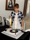 Justin Bieber празнува пускането на сингъла "Boyfriend"