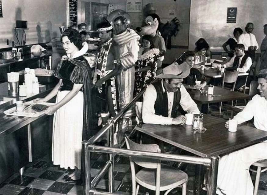 Ресторант на самообслужване за служители на "Дисниленд". 1961 г.