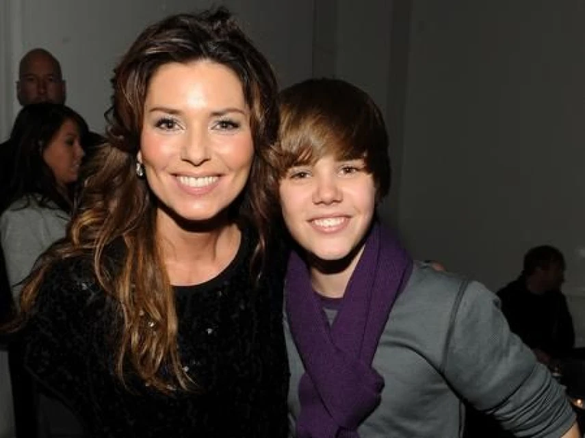 Джъстин с усмивка до Shania Twain в Ню Йорк през 2009