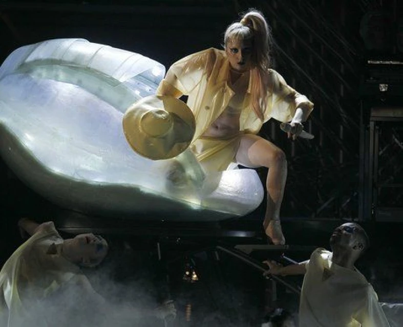 Lady Gaga излиза от яйце по време на наградите Grammy