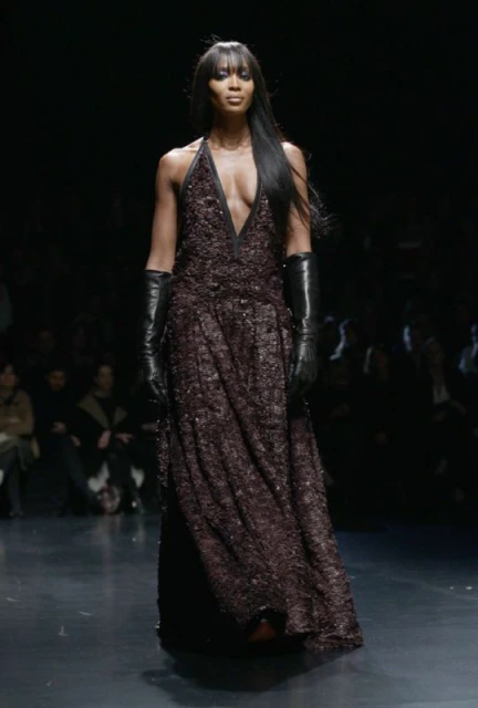 Една от най-търсените манекенки и една от най-красивите жени в света, Naomi Campbell не се колебае да скубе и замеря с телефон в лицето асистентките си.