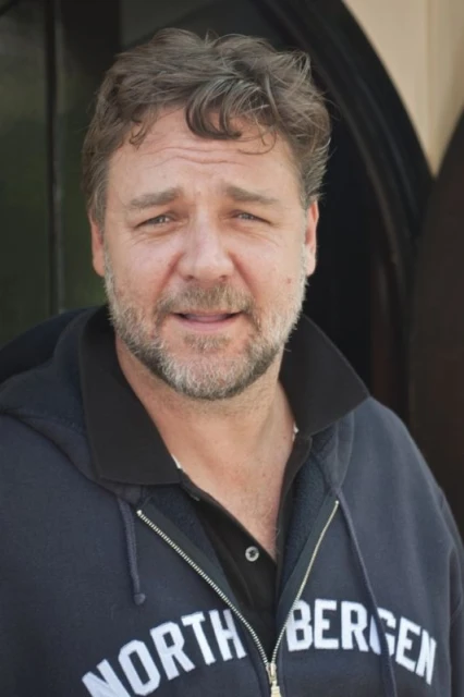 През 2005 "гладиаторът" Russell Crowe поведе неблагородна битка извън екрана със служител в хотел Mercer. Явно вдъхновен от пантерата Naomi, той също използва телефона си вместо боласа.