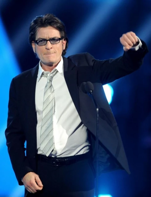 От заплахи за убийство до душене на бившите си, Charlie Sheen заема достойно място в поредицата известни, с които е по-добре да си нямаш работа.