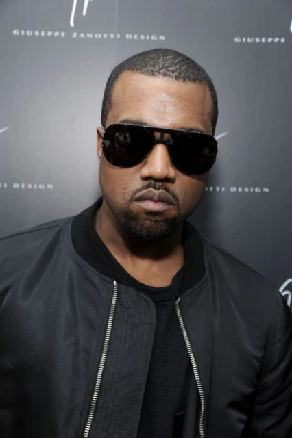 Известният с високото си самомнение Kanye West не е никак доброжелателен към папараците - освен многократни вербални заплахи, той директно наби един от тях, който му досаждал на летището в Ел Ей.