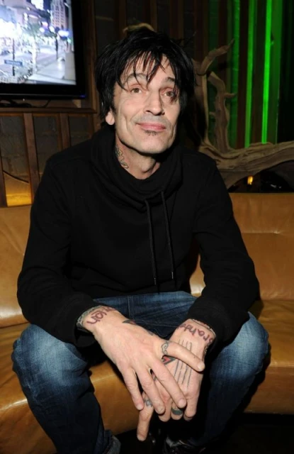 Tommy Lee беше осъден на 6 месеца затвор през 1998 за побой над тогавашната му съпруга Pamela Anderson. В затвора й пишеше изключително романтични и трогателни писма.
