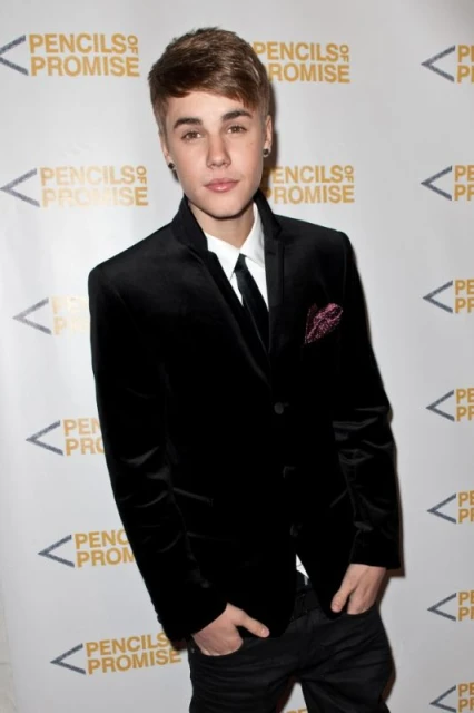Смущаващо зачестили напоследък, агресивните кавги на Justin Bieber станаха пословични. Когато не скача на бой, тийн идолът се изживява като лама, плюейки срещу кого ли не - включително съседите си.