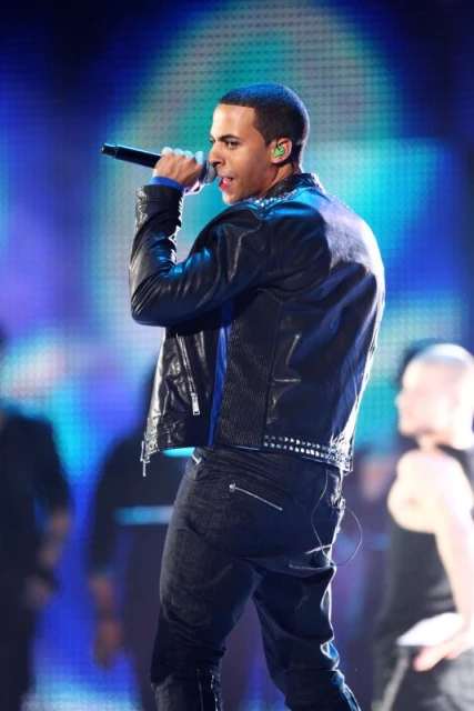 Изпълнителят на вечния хит Thriller и един от най-успешните и популярни музиканти на нашето време почина през 2009 г. на 50-годишна възраст. Той подготвяше серия от концерти - завръщане на сцената.