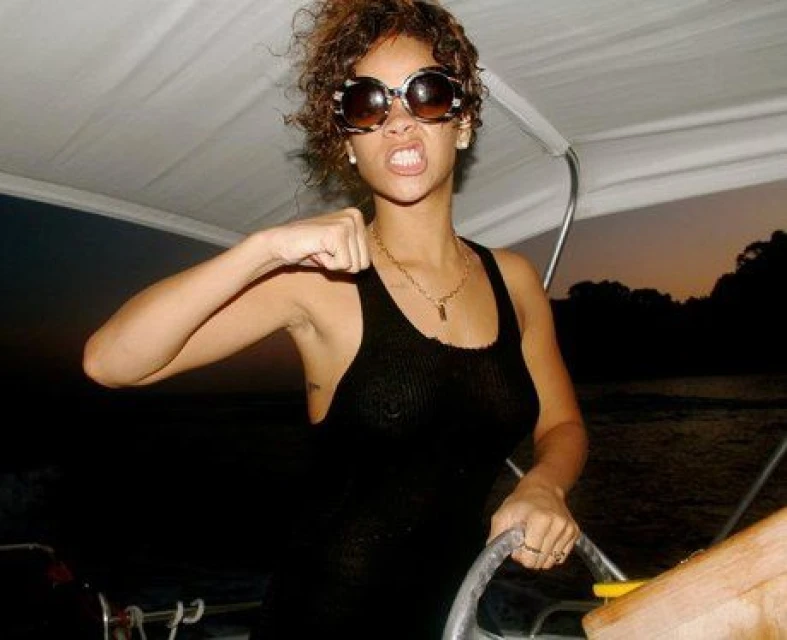 Rihanna пусна снимки на профила си във Facebook, как ппочива през лятото