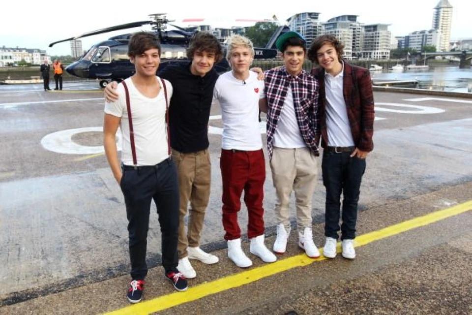 Оne Direction представят хита си "What Makes You Beautiful"
