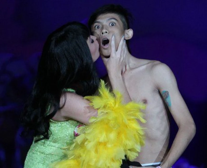 Katy Perry целува фен
