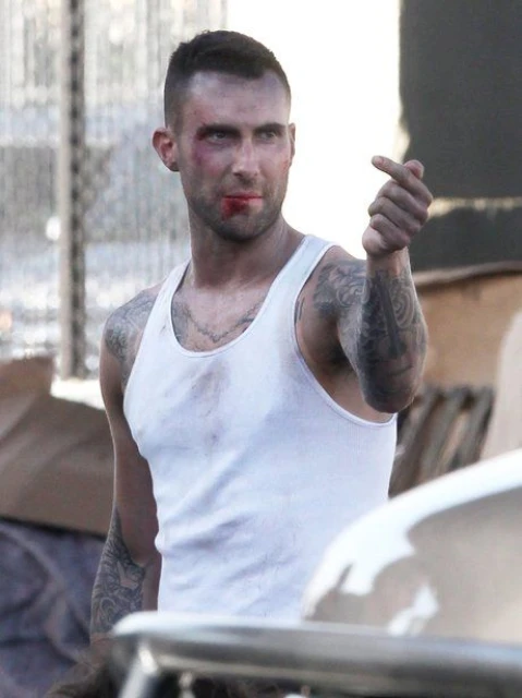Adam Levine кърви по време на снимките на видеото "Payphone"