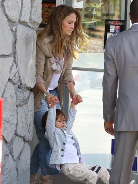 Jennifer Lopez със семейството си в Лос Анджелис