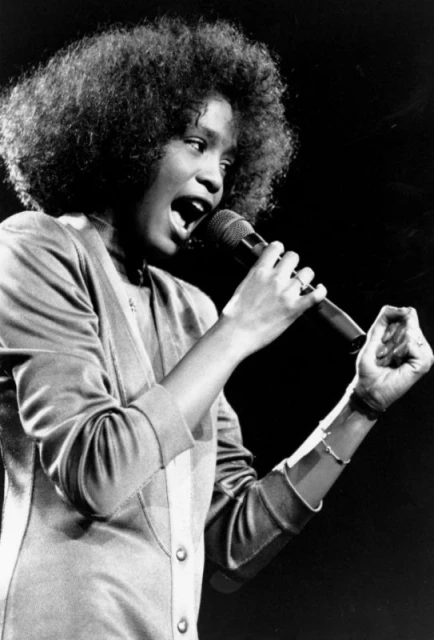Whitney Houston пее на бенефисен концерт в Boston Garden през 1986